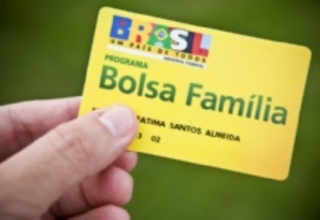 Bolsonaro anuncia 13° para beneficiários do Bolsa Família