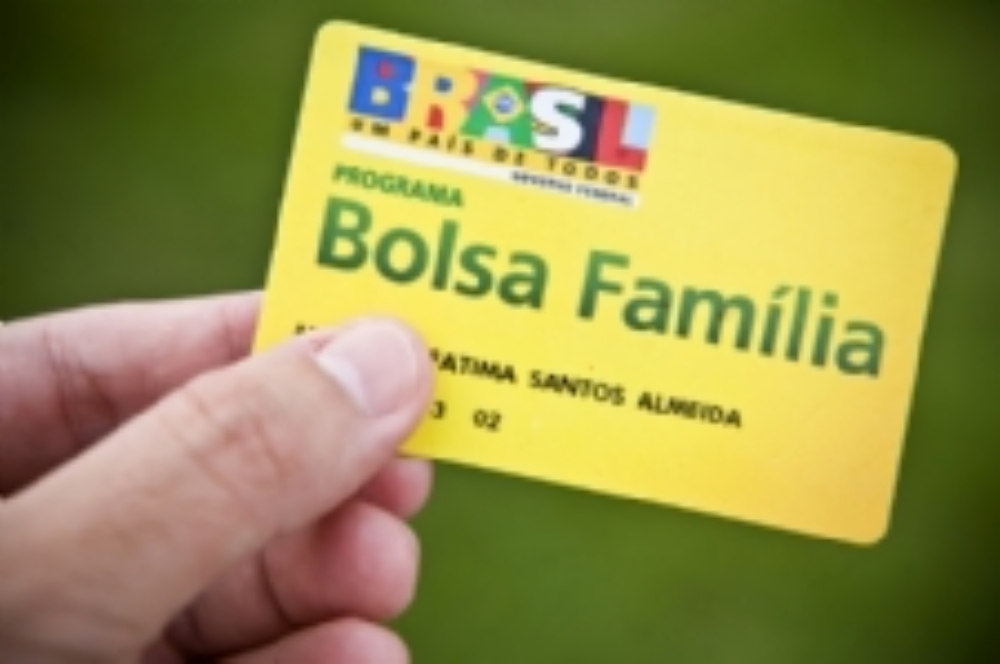 Bolsonaro anuncia 13° para beneficiários do Bolsa Família