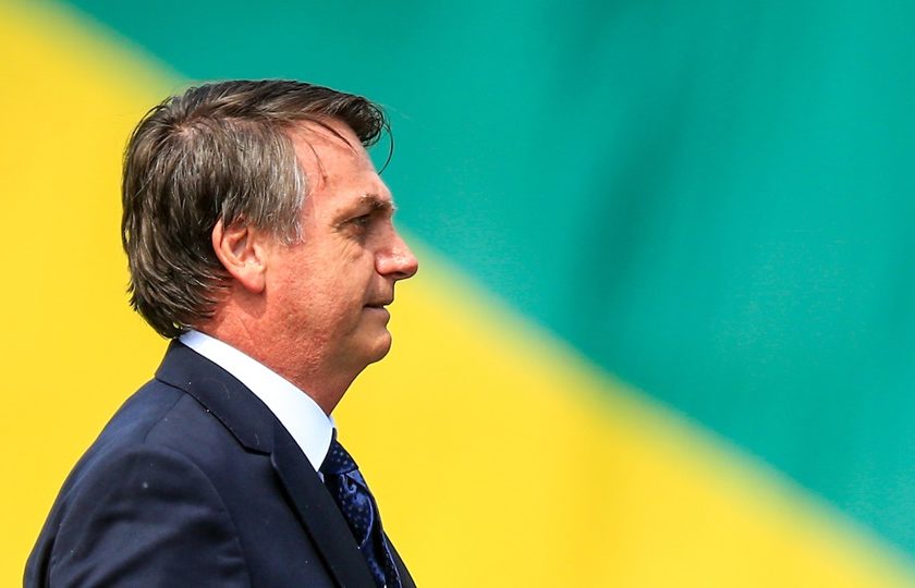 Bolsonaro ataca jornalista ao ser questionado sobre os casos de Flávio e Queiroz