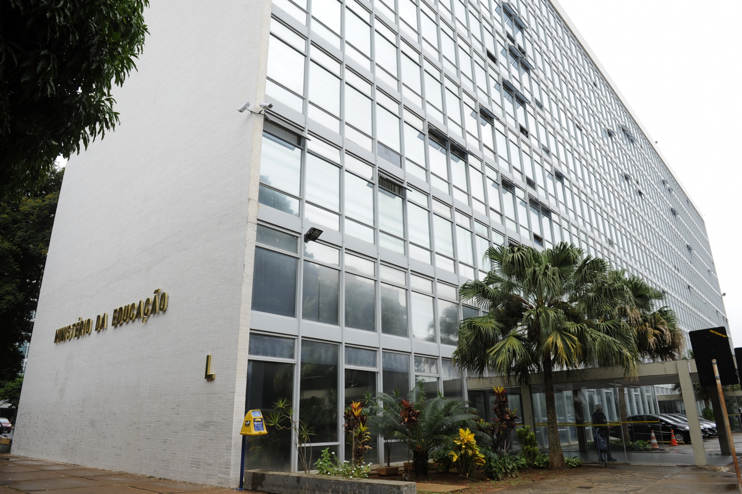 MEC anuncia desbloqueio de R$ 2 bi dos R$ 5,8 bi contingenciados