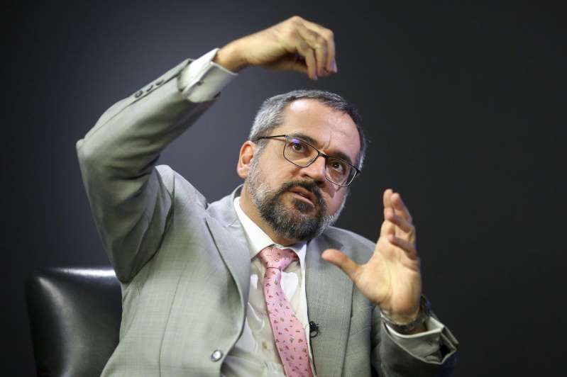 Ministro da Educação afirma que vai "atrás de zebra gorda": salário de professor universitário federal