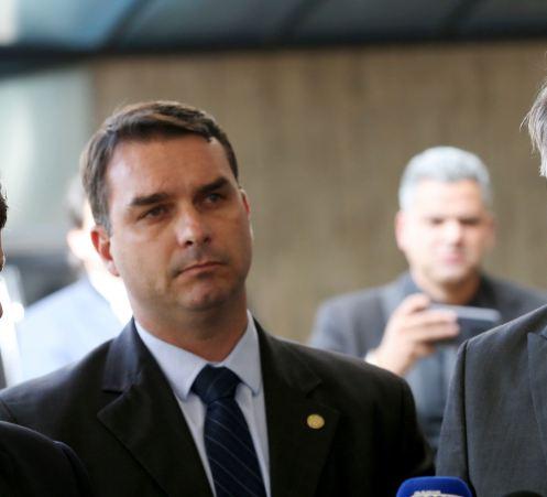 MP aponta Flávio Bolsonaro como chefe de organização criminosa