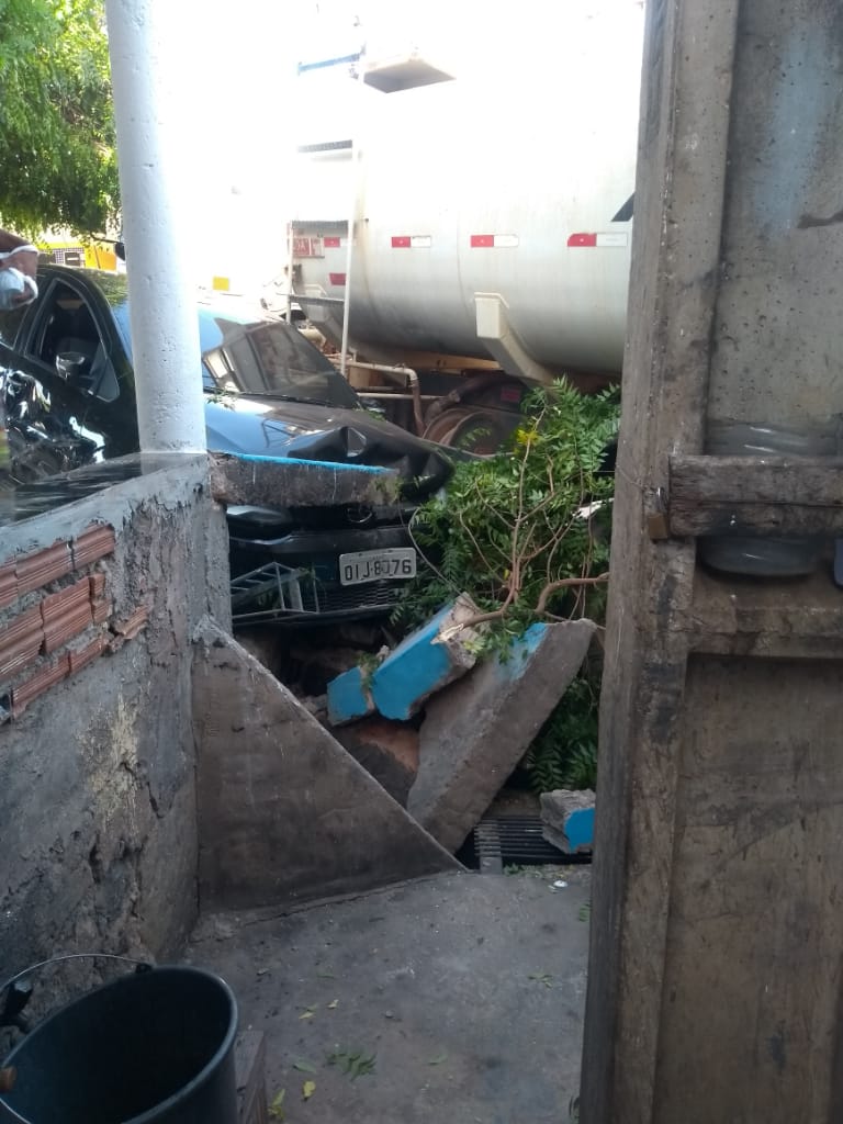 Prefeito de Abaiara é hospitalizado após caminhão pipa colidir no seu carro