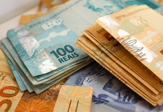 Previsão de aumento no salário mínimo cai de R$ 1039 para R$ 1030
