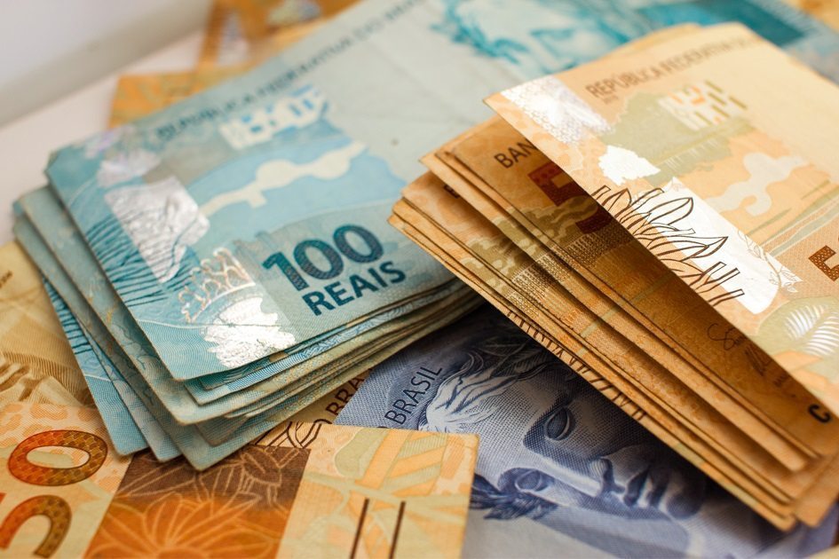 Previsão de aumento no salário mínimo cai de R$ 1039 para R$ 1030