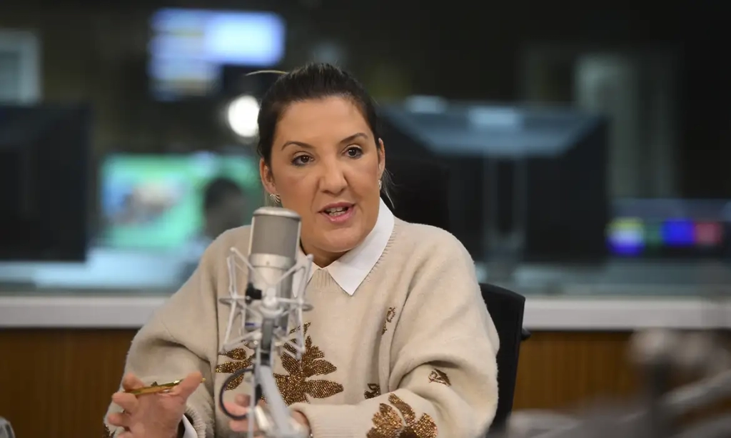 A economista Daniella Marques durante entrevista em estúdio, em 2022