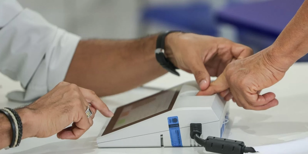 Eleitor digita o voto na urna eletrônica