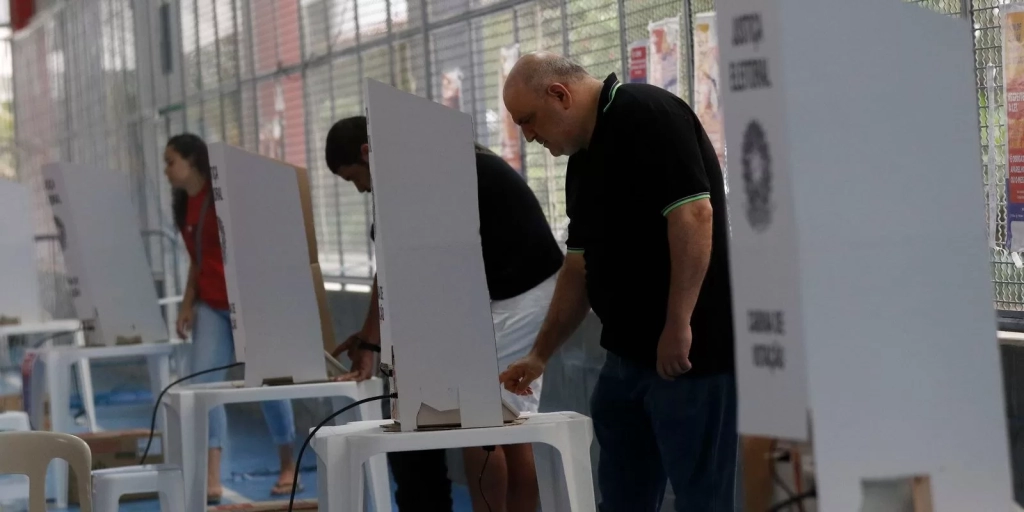 Eleitor vota na urna eletrônica em seção eleitoral