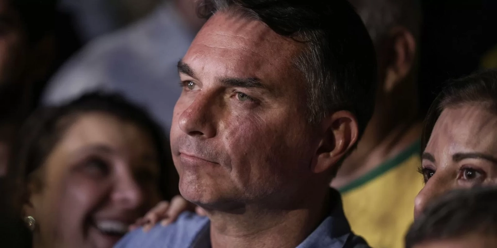 O senador Flávio Bolsonaro (PL) em evento de campanha, cercado de apoiadores