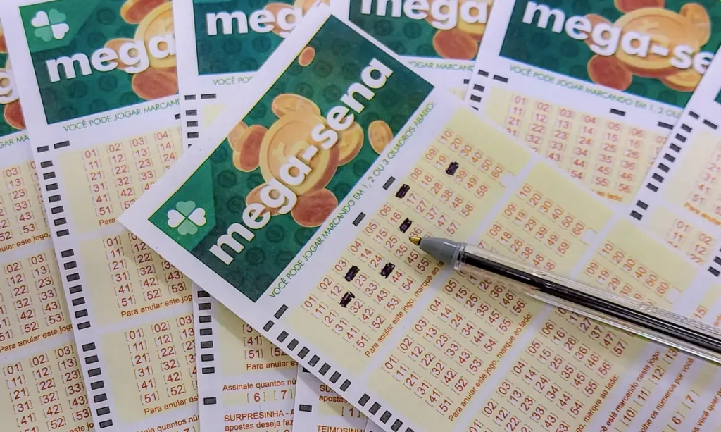 Volantes da Mega-Sena sendo preenchidos em uma casa lotérica